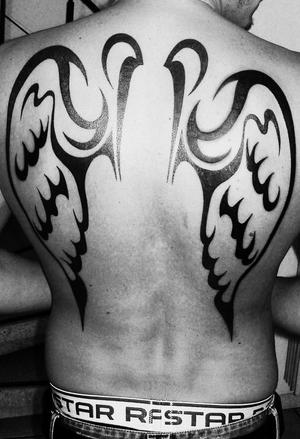 Ailes tribal dans le dos