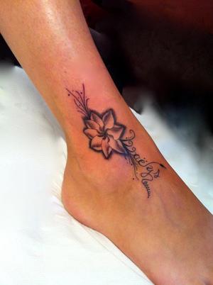 Calligraphie lettrage fleur