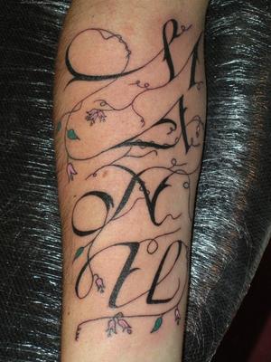 Photo de calligraphie végétale, écriture, calligraphie réalisé par Angels & Devils Tattoo Piercing