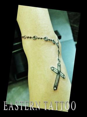 Photo de chapelet, tatouage, inclassable réalisé par Eastern Tattoo