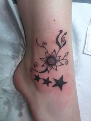 cheville fleur et étoiles