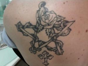Photo de croix et rose en noir et blanc, croix, rose