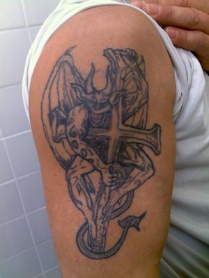 diable sur la croix