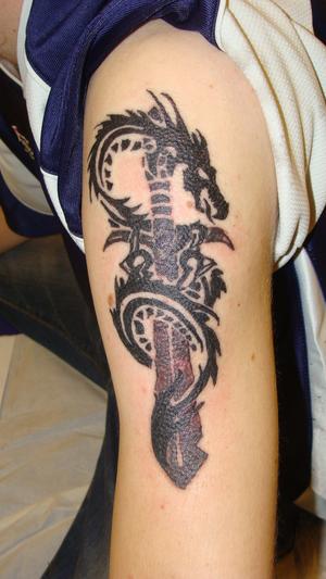 dragon et épée monochromes