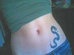 dragon tribal sur le ventre