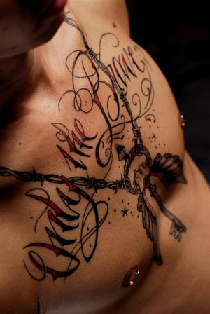 Photo de écriture calligraphiée torse, style gangsta latino, calligraphie, tatouage