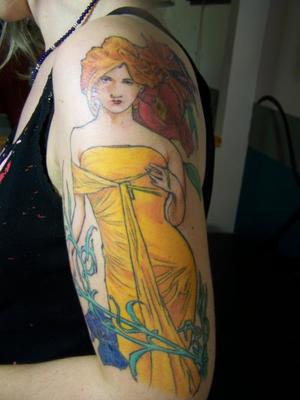 Photo de femme en couleur, couleur, tatouage