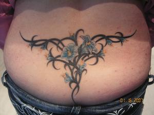 fleurs bleues et tribal