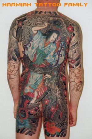 Geisha orientale au couteau