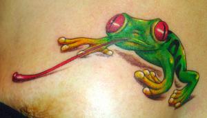 Photo de grenouille en couleur sur la poitrine, animaux, tatouage réalisé par Bodygraphic
