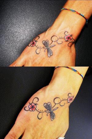 Photo de Libellule et arabesques, fleurs, tatouage réalisé par Eastern Tattoo
