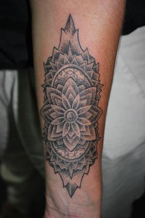 Mandala dot work avant bras