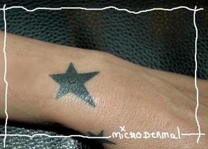 micro dermal poignet sur tatouage