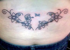 oiseau et ange assis sur un flot de fleur
