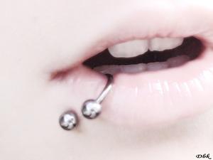 Piercing labret décalé droite