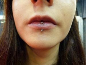 piercing lèvre verticale