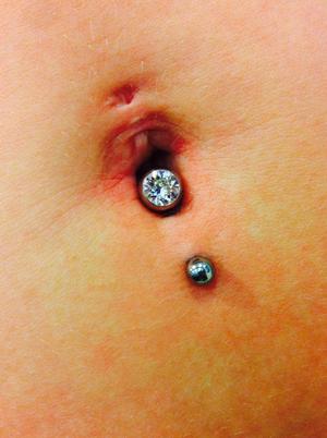 piercing nombril inversé