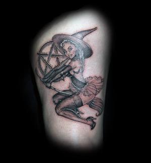 Pin up sorciere cuisse
