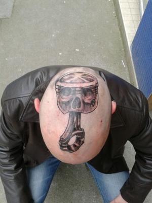 Piston sur le crâne
