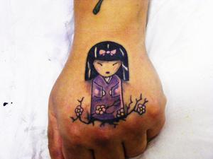 Photo de Poupée kokechi, tatouage, tatouage kokechi réalisé par Eastern Tattoo