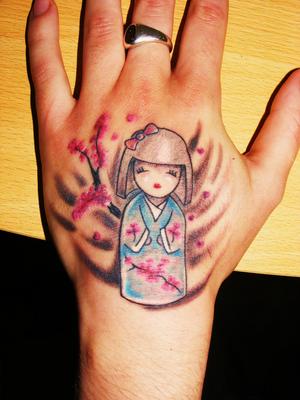 Photo de Poupée kokechi, tatouage, Poupée kokechi réalisé par Eastern Tattoo