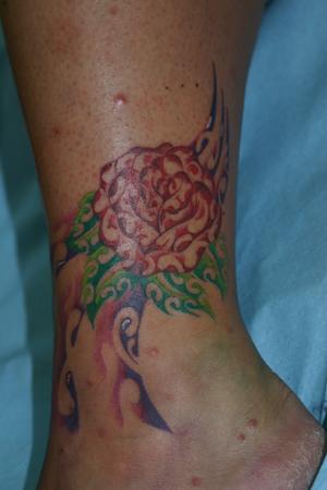 Photo de rose couleur polynésien, polynésien, tatouage réalisé par Bodygraphic