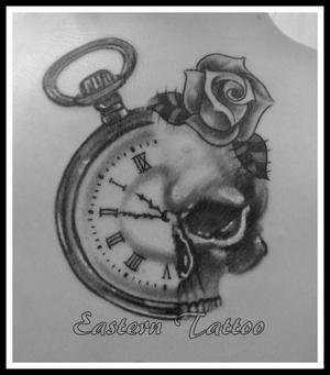 Photo de Skull et montre, rose, montre réalisé par Eastern Tattoo
