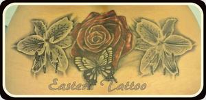 Photo de Tatouage florale, rose, papillon réalisé par Eastern Tattoo