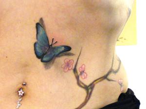 Photo de Tatouage papillon, papillon, fleurs réalisé par Eastern Tattoo