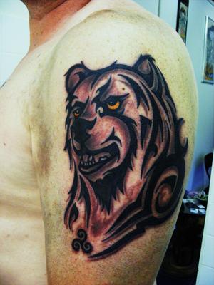 Photo de tête d'ours, animaux, tatouage réalisé par Eastern Tattoo