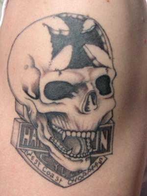 tête de mort et croix maltaise
