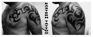 Photo de Tribal épaule et pectoral, tribal, tatouage réalisé par Eastern Tattoo
