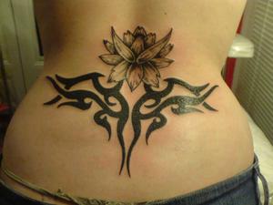 tribal et fleur