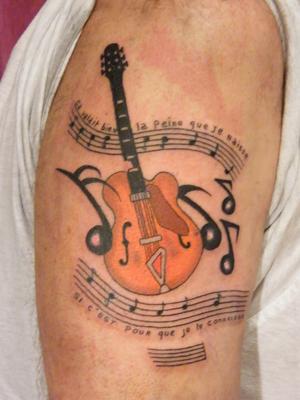 Photo de violoncelle, tatouage, inclassable réalisé par Crypte Tattoo PIercing