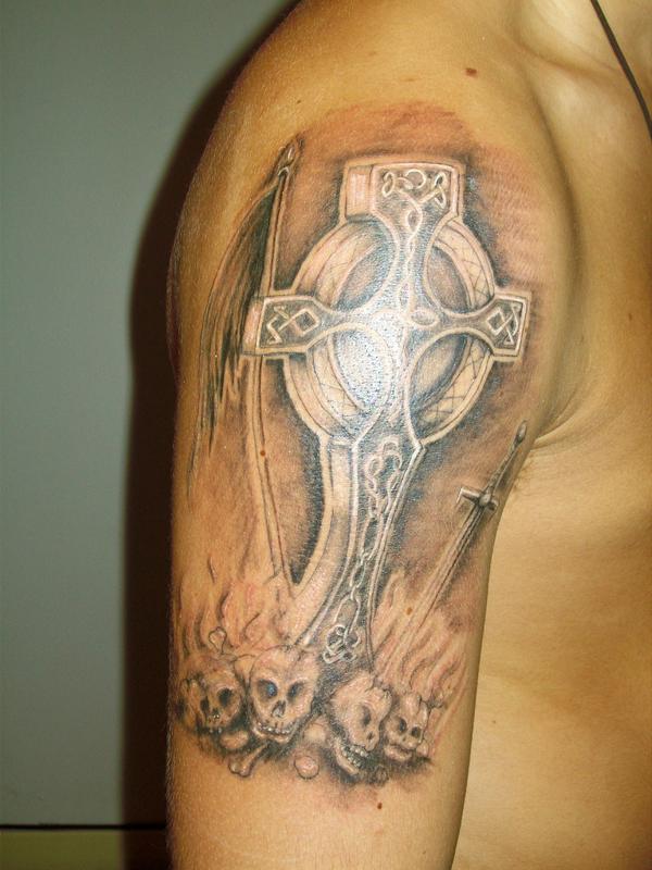 Photo de 2pée et croix celtique, croix, celte réalisé par Insolite tattoo piercing