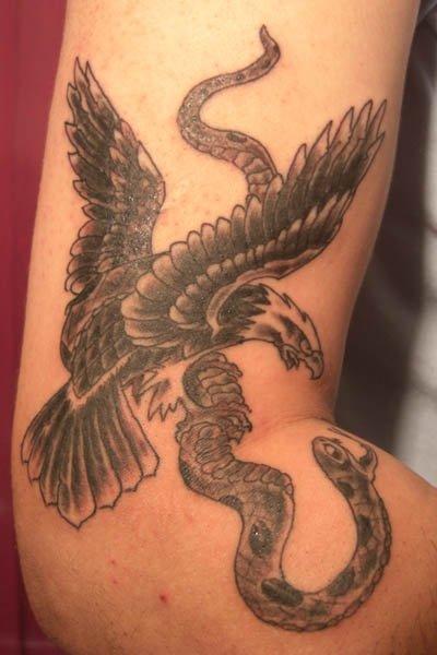 Photo de Aigle et serpent, aigle, serpent réalisé par Florian Tattoo