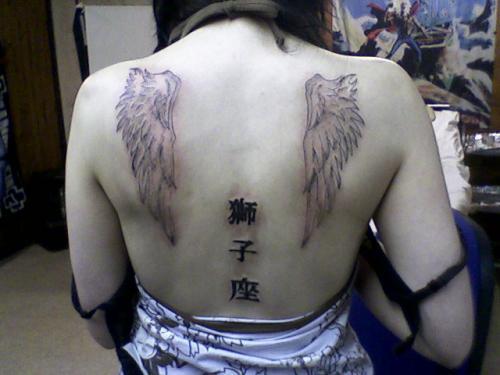 Photo de Ailes et lettres chinoises, ailes, calligraphie