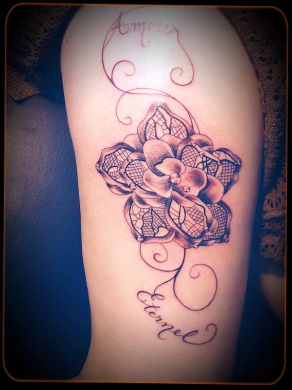Photo de amour eternel, fleur, tatouage réalisé par Alextattoo