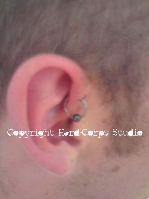 Photo de Anti-Hélix, piercing, oreille réalisé par Hard-Corps Studio