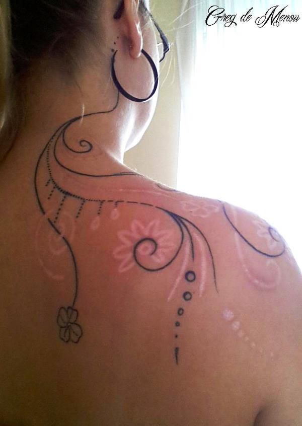 Photo de arabesque en tatouage et scarification, arabesque, scarification réalisé par Studio Phénix
