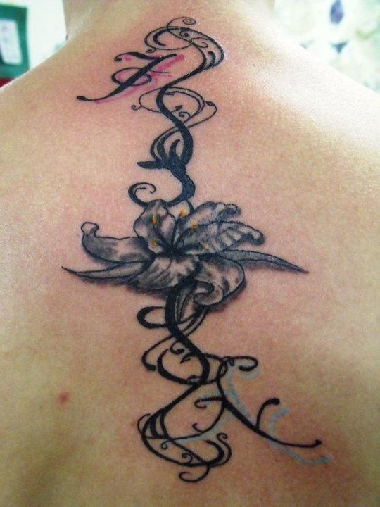 arabesque initiales avec fleur