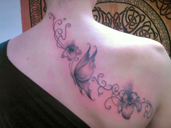 Arabesque papillon et fleurs