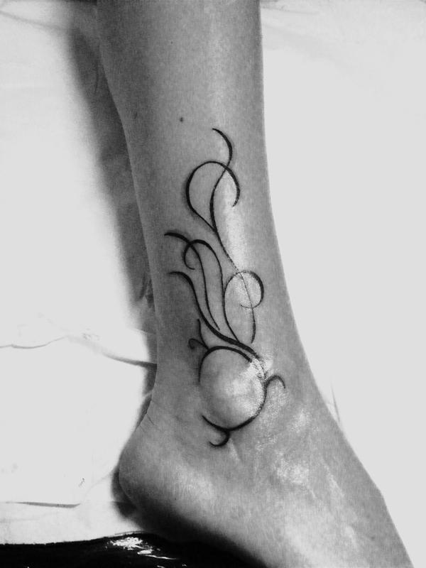 Photo de arabesques, fleurs, tatouage réalisé par Eastern Tattoo