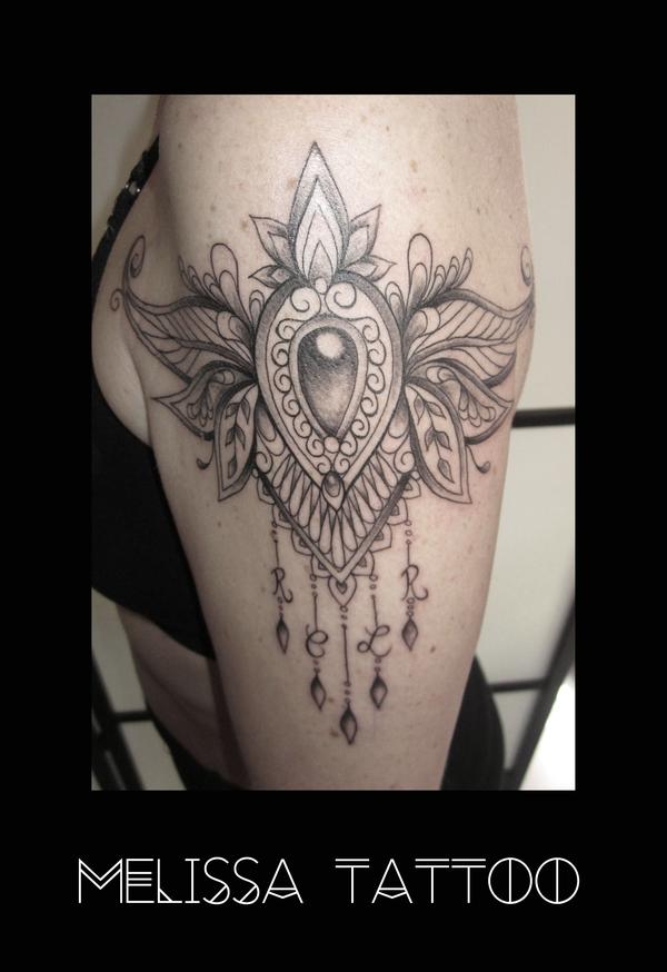 Photo de bijoux de peau, tatouage, inclassable réalisé par Melissa Tattoo