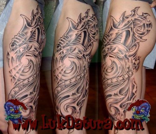 Tatouage réalisé par Luk Datura