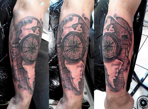 Photo de boussole, carte, tatouage réalisé par Dermo graph'inK