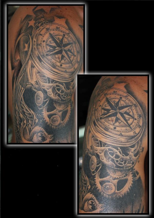 Photo de Boussole et engrenage réaliste, réaliste, tatouage réalisé par Bodygraphic