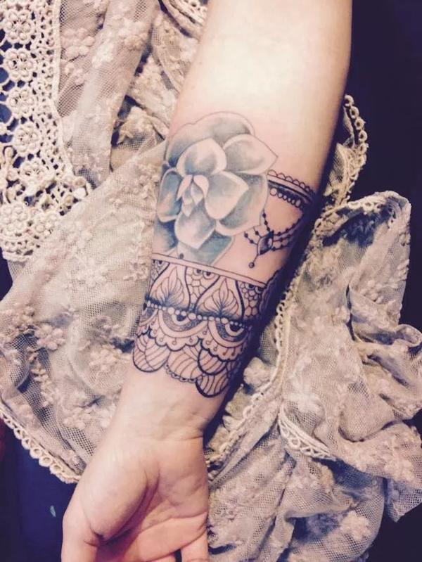 Photo de bracelet dentelle, bracelet, tatouage réalisé par Alextattoo
