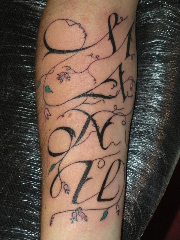 Photo de calligraphie végétale, écriture, calligraphie réalisé par Angels & Devils Tattoo Piercing