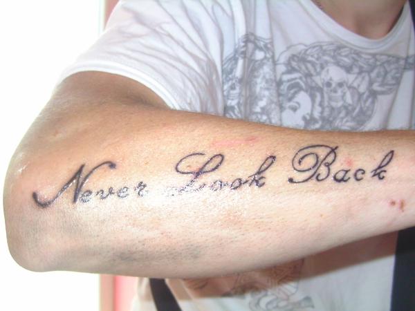 Photo de calligraphie, écriture, tatouage réalisé par Eternel Tattoo